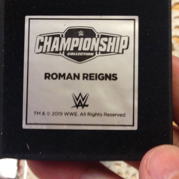 WWE Wrestling Roman Reigns action figure and collector's magazine - Picture 5 of 7
